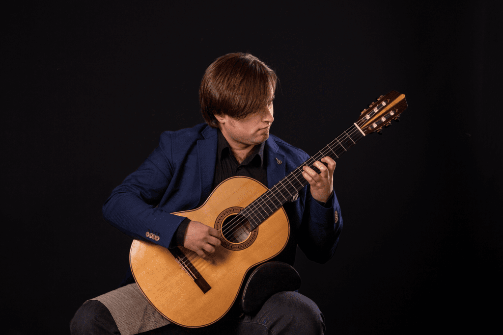La chitarra classica Guagliardo suonata da Marcello De Carolis