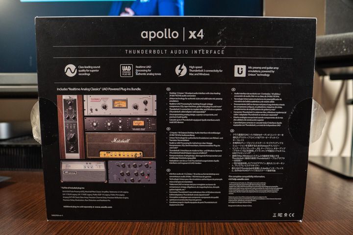 Il lato inferiore della scatola della Apollo x4 di Universal Audio